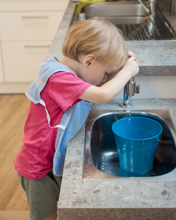 1bis3_Klosterneuburg_Bub_spielt mit Wasser 1bis3_Klosterneuburg_Bub_spielt mit Wasser